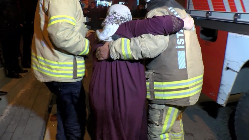 Fatih'te yangında can pazarı mahsur kalanları itfaiye kurtardı