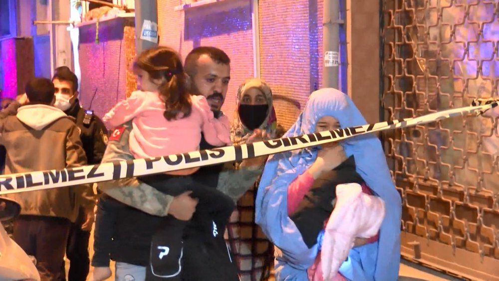 Fatih'te yangında can pazarı mahsur kalanları itfaiye kurtardı