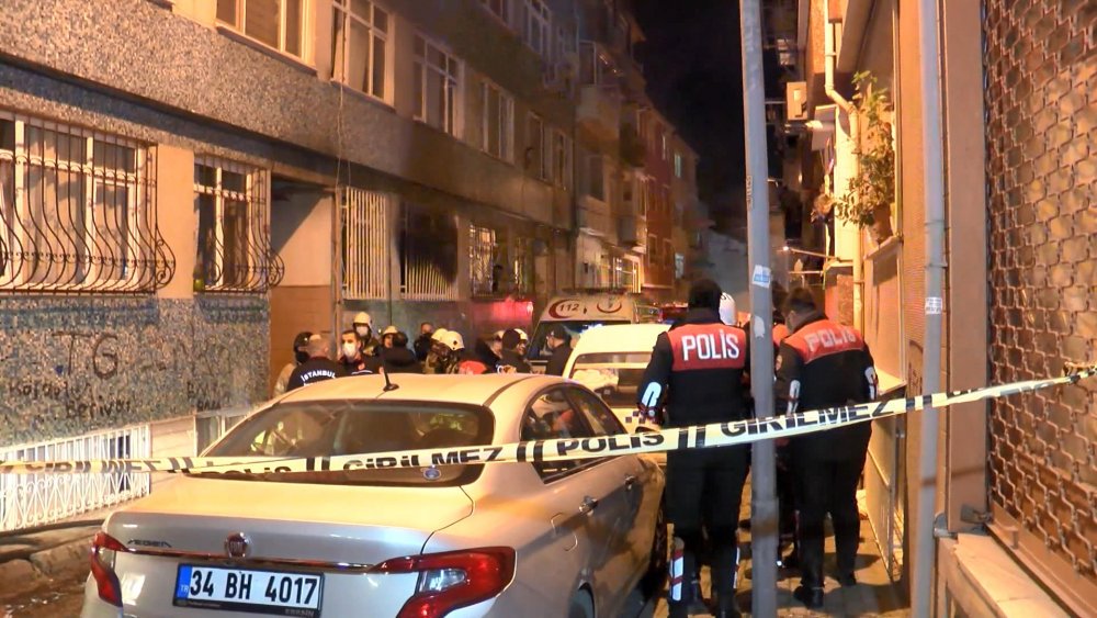 Fatih'te yangında can pazarı mahsur kalanları itfaiye kurtardı