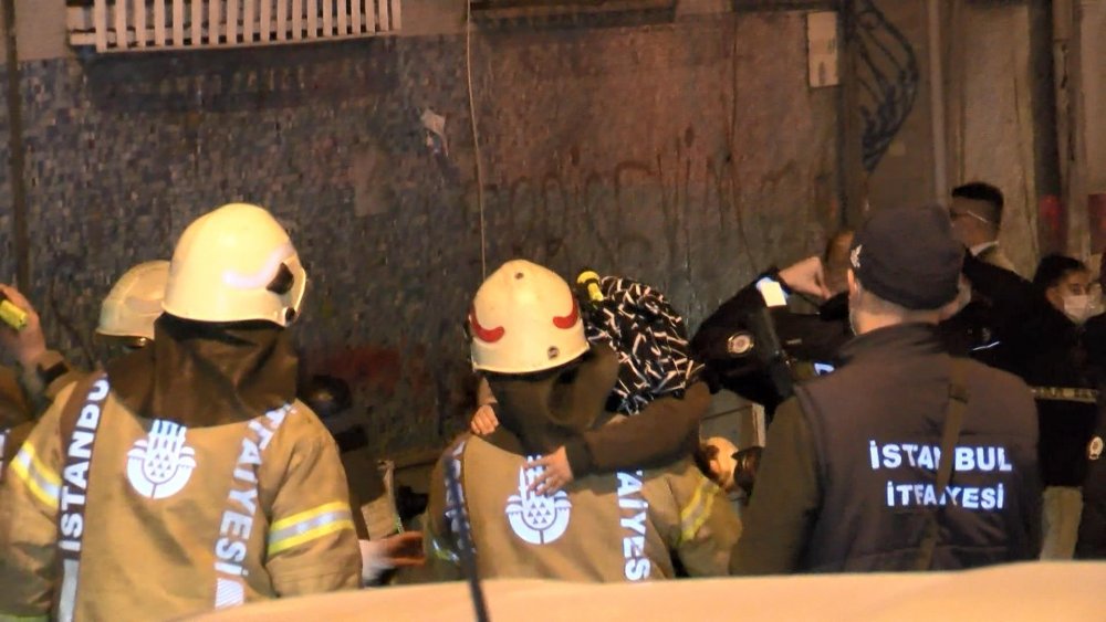 Fatih'te yangında can pazarı mahsur kalanları itfaiye kurtardı