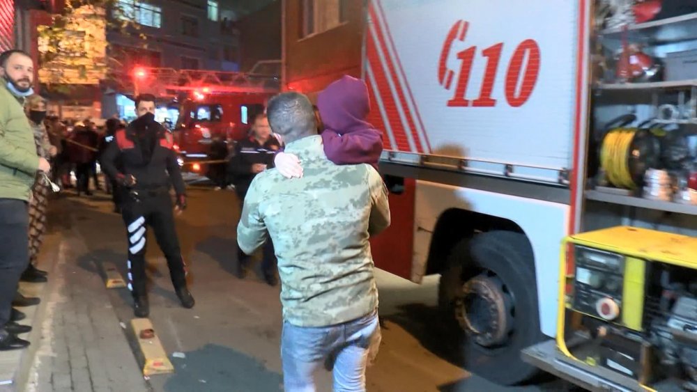 Fatih'te yangında can pazarı mahsur kalanları itfaiye kurtardı