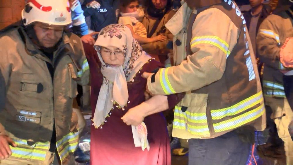 Fatih'te yangında can pazarı mahsur kalanları itfaiye kurtardı