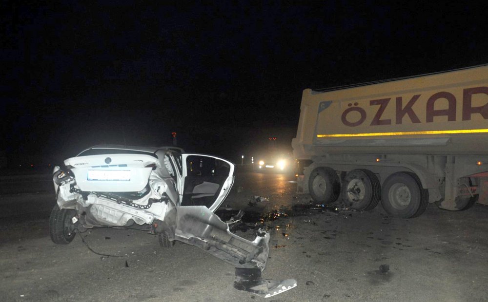 Hafriyat kamyonu ile çarpışan otomobilin sürücüsü öldü