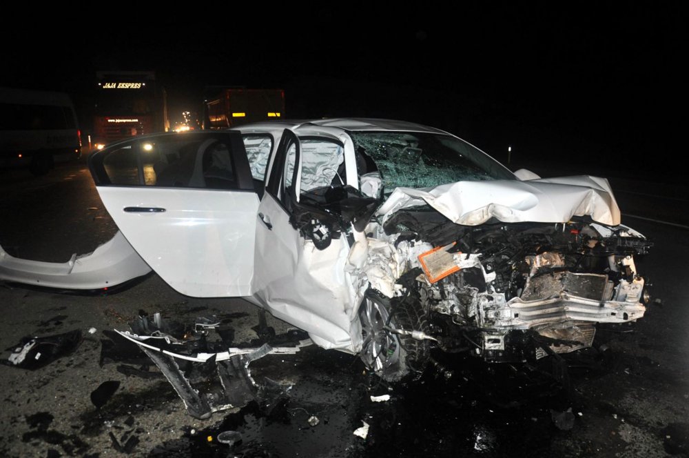 Hafriyat kamyonu ile çarpışan otomobilin sürücüsü öldü