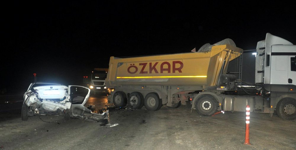 Hafriyat kamyonu ile çarpışan otomobilin sürücüsü öldü