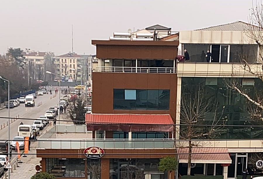Kumar baskınında çatıdan kaçmaya çalışan 3 kişi yakalandı, para cezası uygulandı