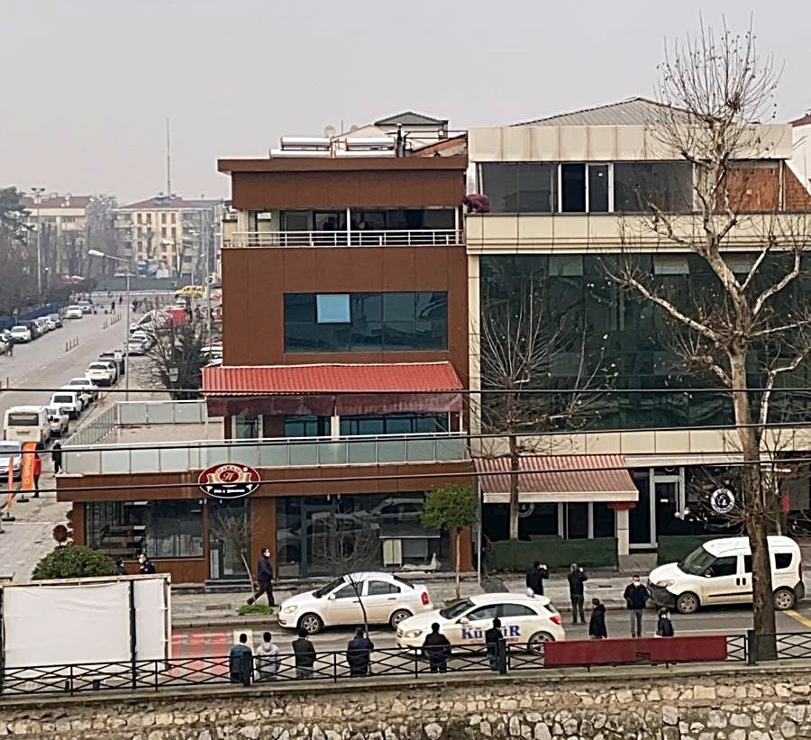 Kumar baskınında çatıdan kaçmaya çalışan 3 kişi yakalandı, para cezası uygulandı