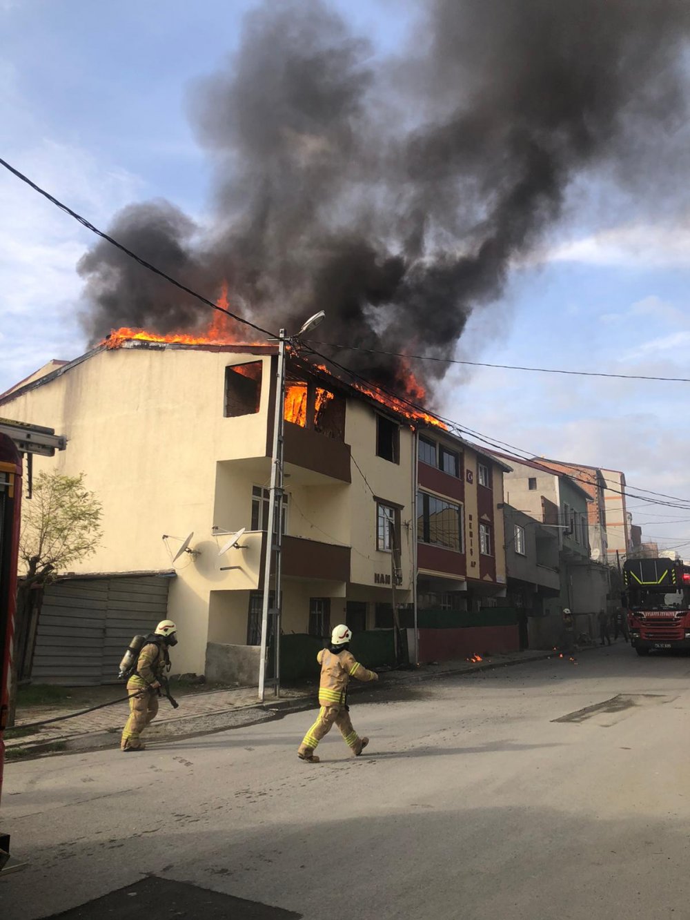 Arnavutköy'de 2 binanın çatısı alev alev yandı