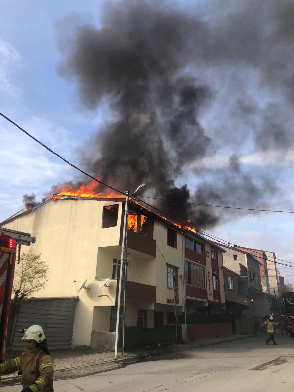 Arnavutköy'de 2 binanın çatısı alev alev yandı