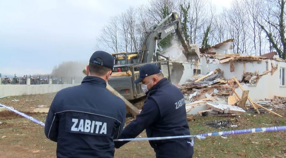 Çatalca'da hazine arazisindeki kaçak 8 villa yıkıldı