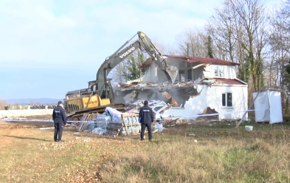 Çatalca'da hazine arazisindeki kaçak 8 villa yıkıldı