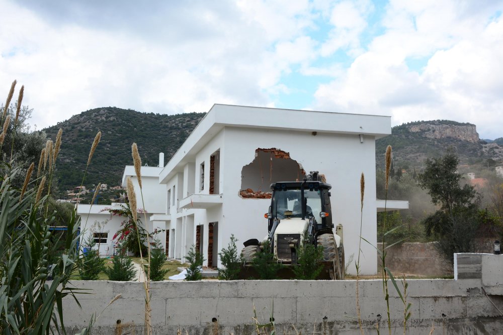 Datça'da kaçak butik otel sahibi tarafından yıkıldı