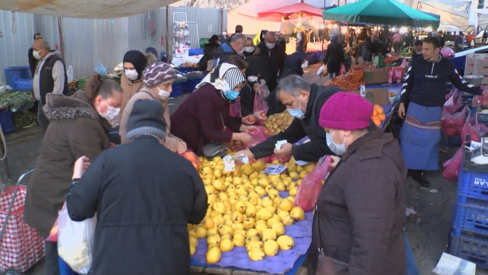Kartal'da pazar yerinde kısıtlama yoğunluğu