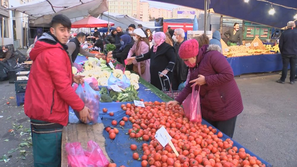 Kartal'da pazar yerinde kısıtlama yoğunluğu