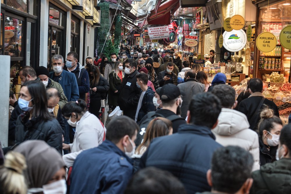 Mısır Çarşısı'nda adım atacak yer kalmadı