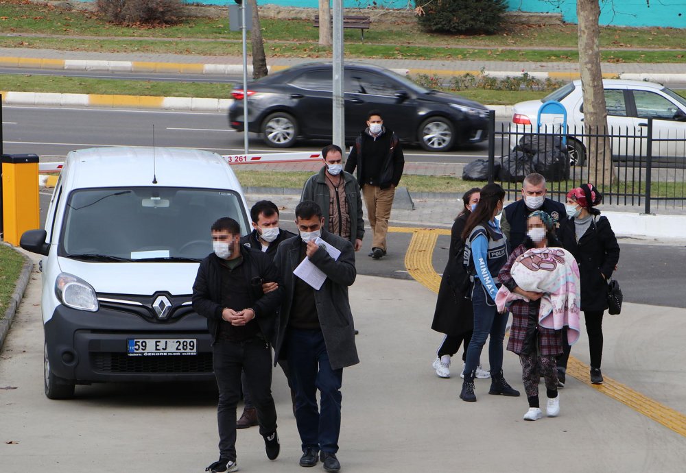 Otomobille kaçarken 2 polisi yaralayan yankesicilik şüphelisi aile adliyede
