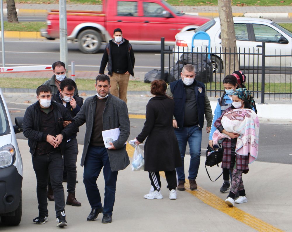 Otomobille kaçarken 2 polisi yaralayan yankesicilik şüphelisi aile adliyede