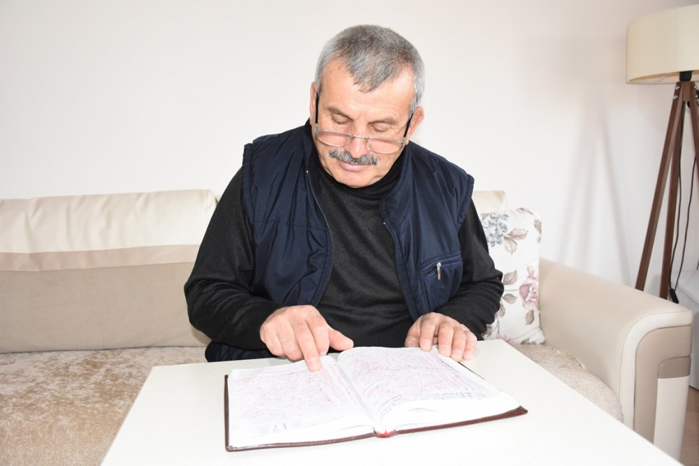 12 yıldır ölenlerin kayıtlarını tutuyor