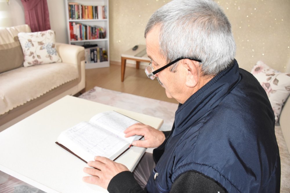 12 yıldır ölenlerin kayıtlarını tutuyor