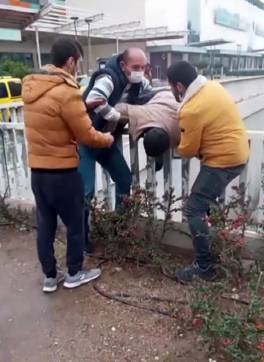 Köprüden atlamak istedi, vatandaş 'Gel çay içelim' diyerek ikna etti