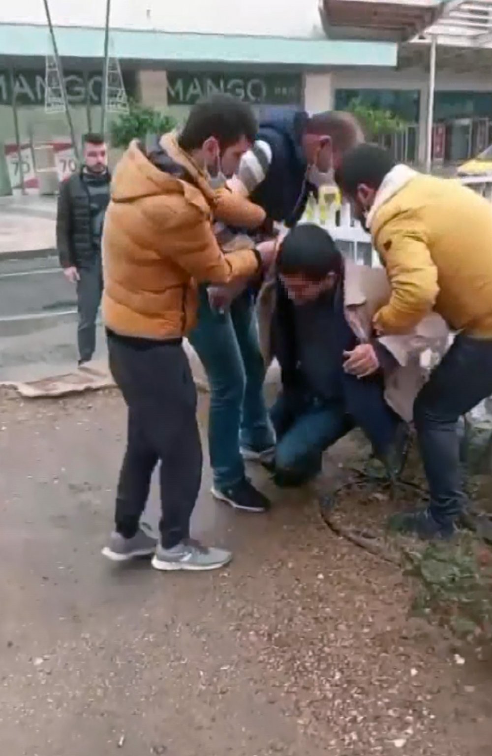Köprüden atlamak istedi, vatandaş 'Gel çay içelim' diyerek ikna etti