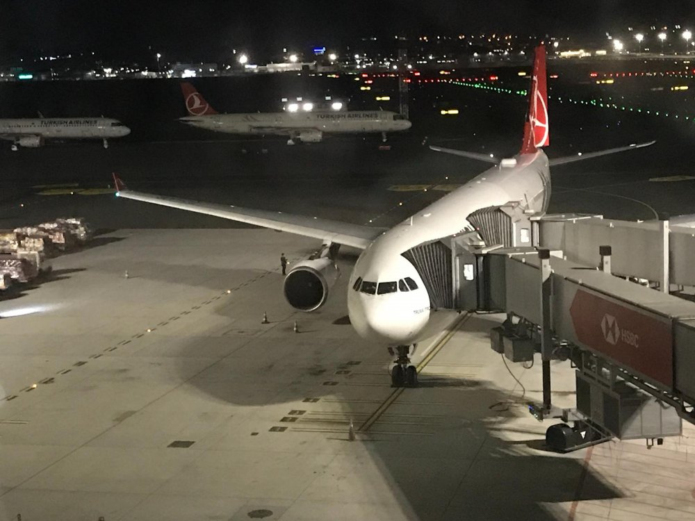 Londra'dan tahliye edilen 105 yolcu THY uçağı ile İstanbul'a geldi