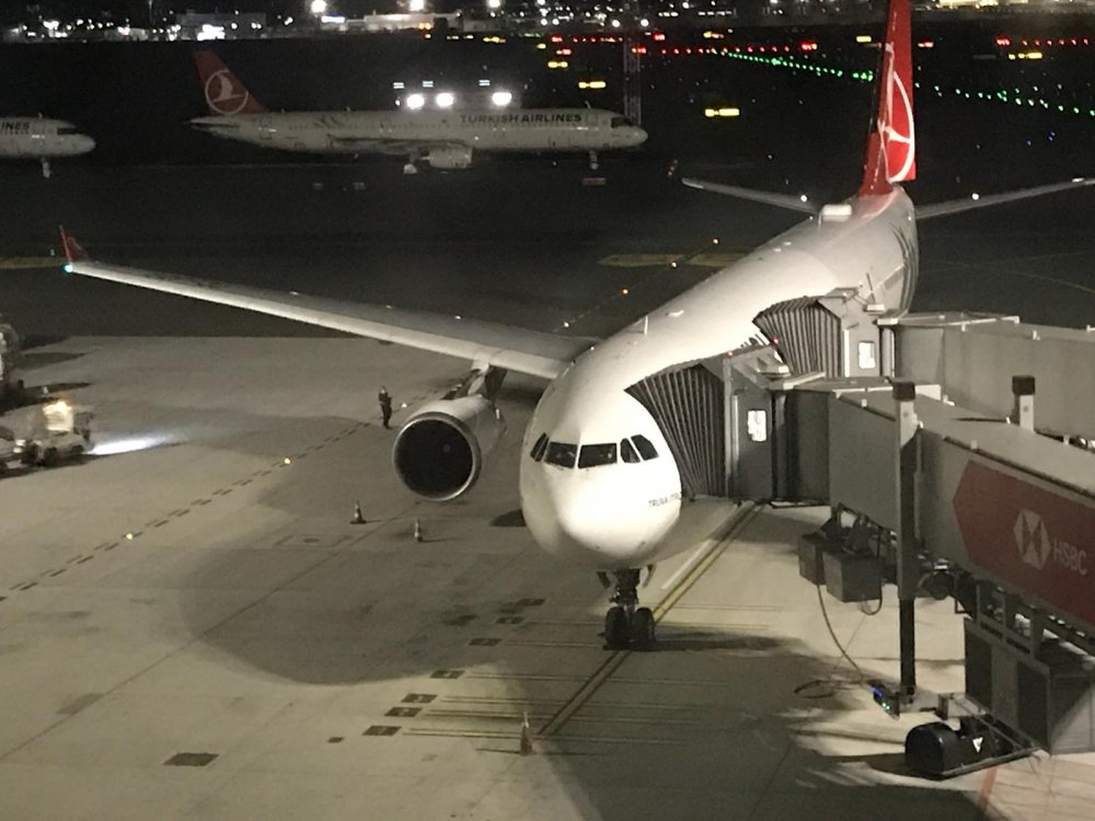 Londra'dan tahliye edilen 105 yolcu THY uçağı ile İstanbul'a geldi