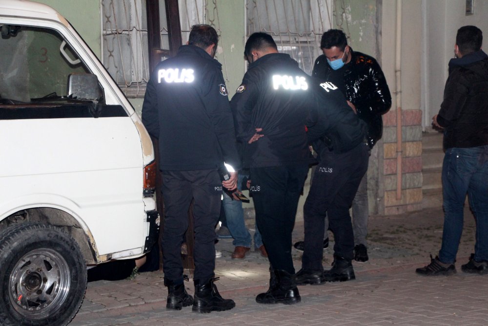 Önünü kesen motosikletli tarafından eşinin gözü önünde tüfekle öldürüldü