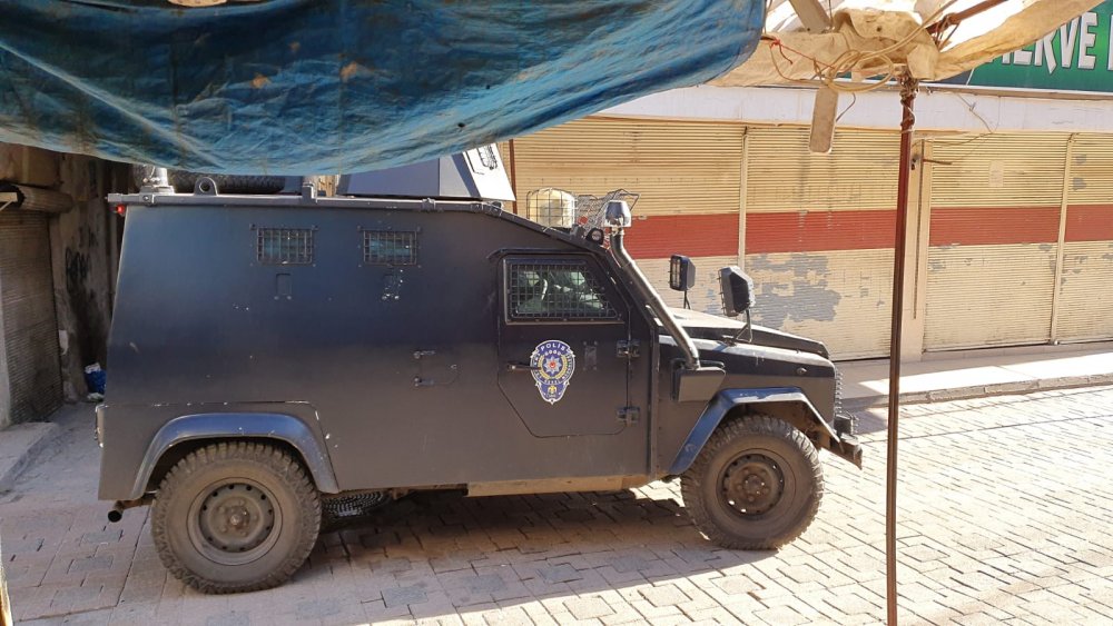 Polisi görünce kaçtı, otomobilin altına uyuşturucu saklarken yakalandı