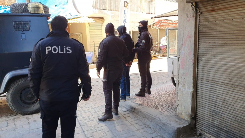 Polisi görünce kaçtı, otomobilin altına uyuşturucu saklarken yakalandı