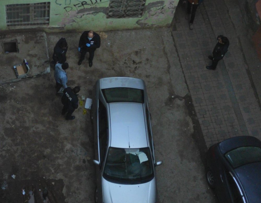 Polisi görünce kaçtı, otomobilin altına uyuşturucu saklarken yakalandı