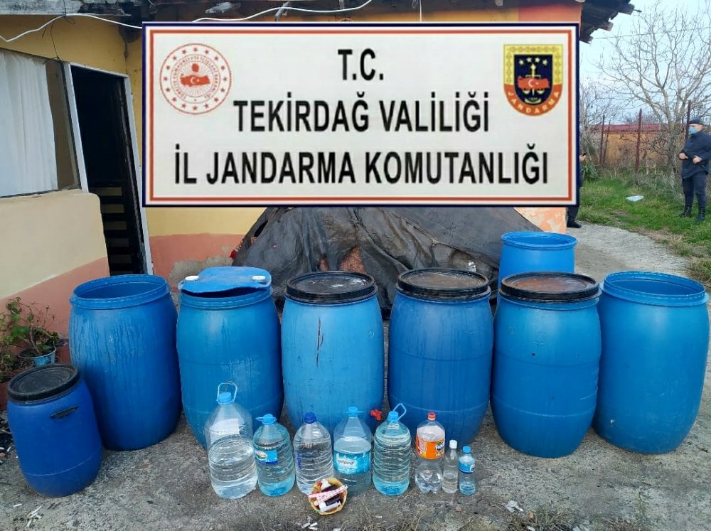 Tekirdağ'da yılbaşında piyasaya sürülmeye hazırlanan 1 ton sahte içki ele geçirildi