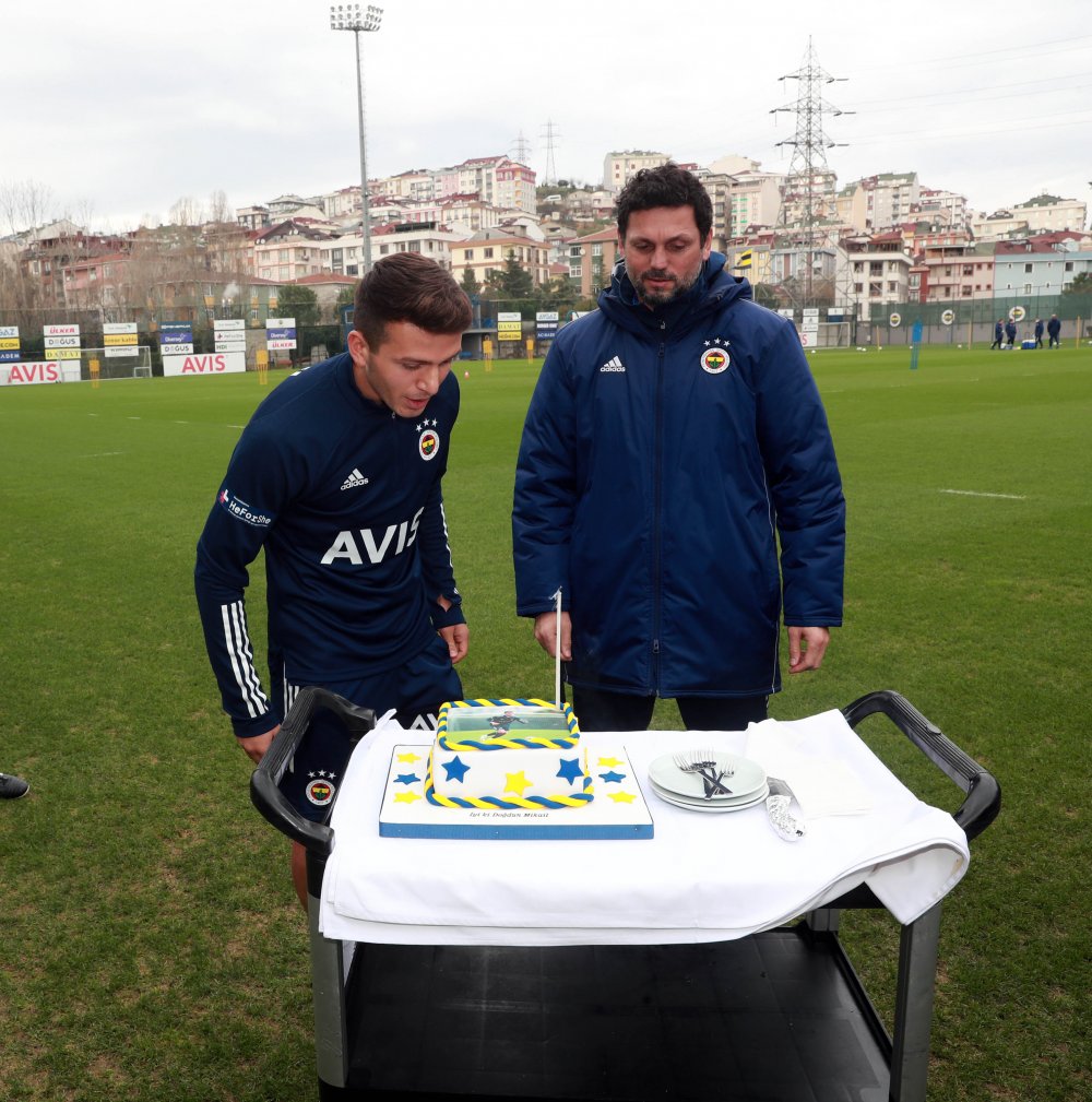 Ali Koç, idmanı takip ederek futbolcuları tebrik etti