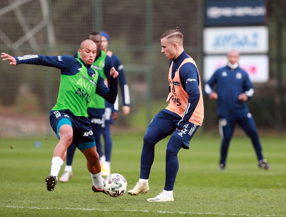 Ali Koç, idmanı takip ederek futbolcuları tebrik etti