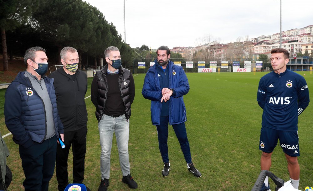 Ali Koç, idmanı takip ederek futbolcuları tebrik etti