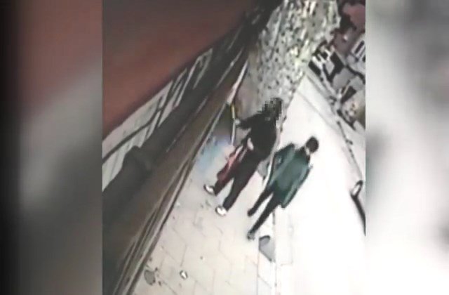 Beykoz'da bayrakları yere atan şüpheli yakalandı... Yere atma anları kamerada