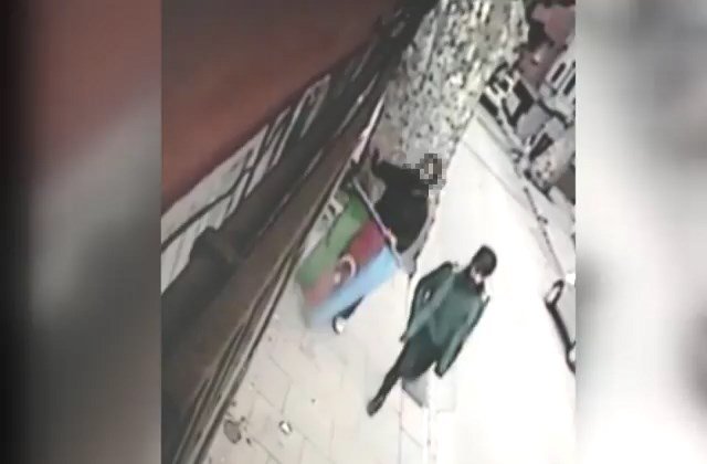 Beykoz'da bayrakları yere atan şüpheli yakalandı... Yere atma anları kamerada