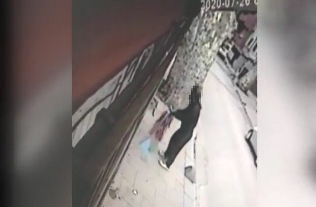 Beykoz'da bayrakları yere atan şüpheli yakalandı... Yere atma anları kamerada