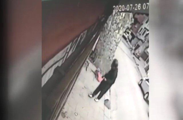 Beykoz'da bayrakları yere atan şüpheli yakalandı... Yere atma anları kamerada