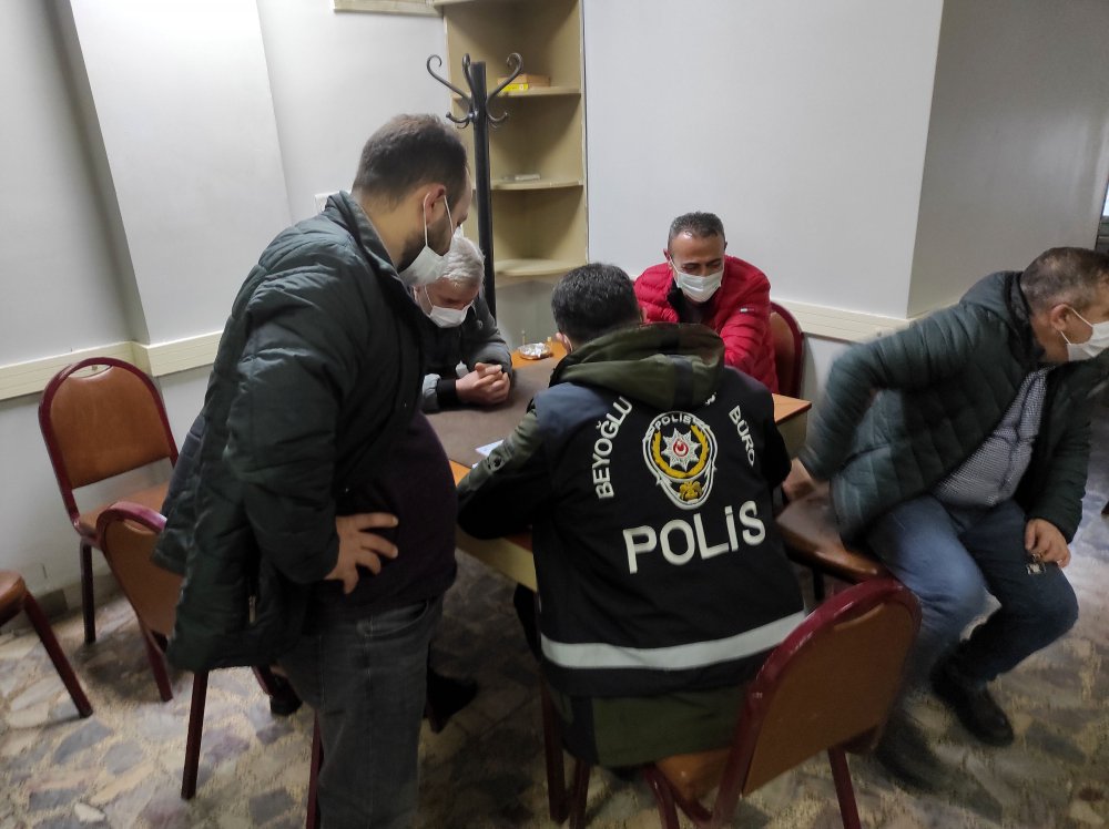 Beyoğlu'nda kısıtlamaya rağmen gizli girilip oyun oynanan kahvehaneye polis baskını kamerada