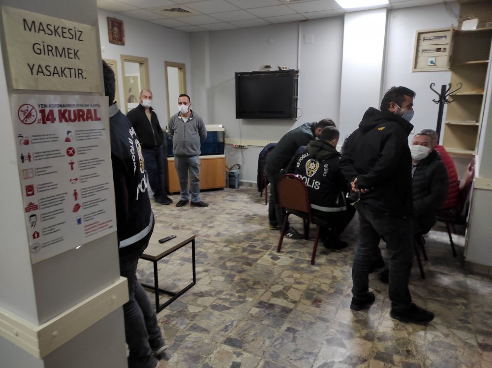Beyoğlu'nda kısıtlamaya rağmen gizli girilip oyun oynanan kahvehaneye polis baskını kamerada