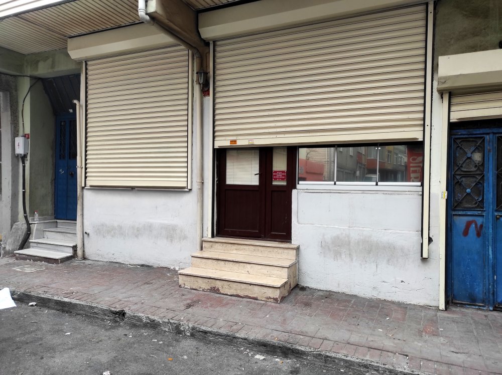 Beyoğlu'nda kısıtlamaya rağmen gizli girilip oyun oynanan kahvehaneye polis baskını kamerada