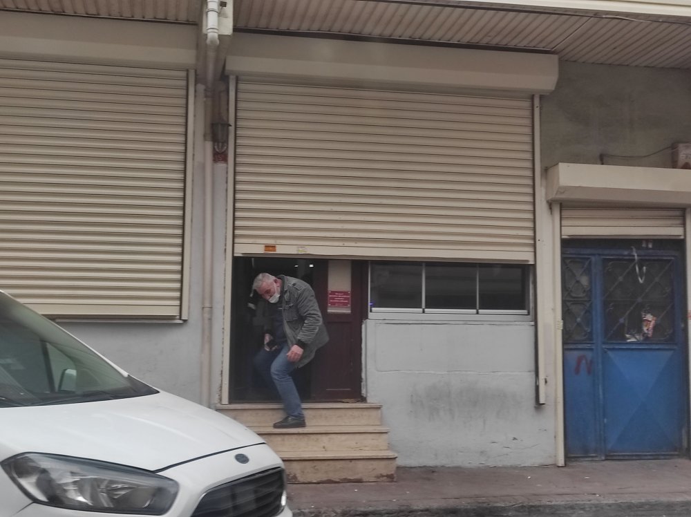 Beyoğlu'nda kısıtlamaya rağmen gizli girilip oyun oynanan kahvehaneye polis baskını kamerada
