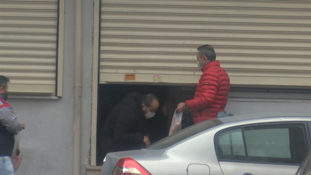 Beyoğlu'nda kısıtlamaya rağmen gizli girilip oyun oynanan kahvehaneye polis baskını kamerada