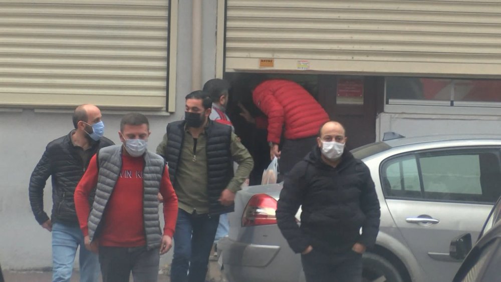 Beyoğlu'nda kısıtlamaya rağmen gizli girilip oyun oynanan kahvehaneye polis baskını kamerada