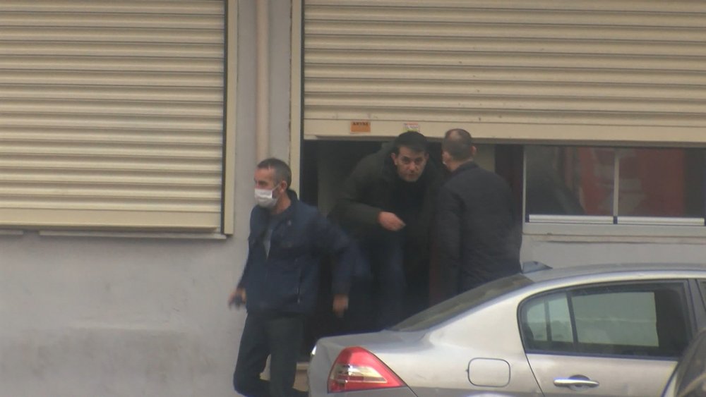 Beyoğlu'nda kısıtlamaya rağmen gizli girilip oyun oynanan kahvehaneye polis baskını kamerada