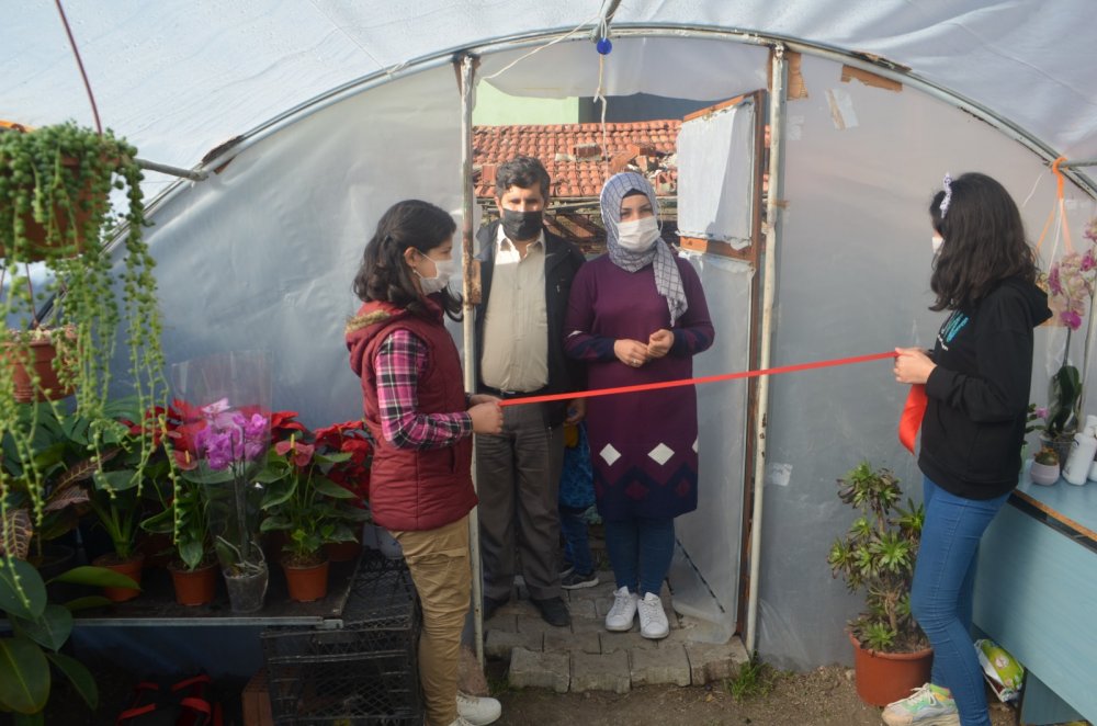 Biriktirdiği bozuk paralarla sera kurdu, pandemi nedeniyle açılışı ailesiyle yaptı