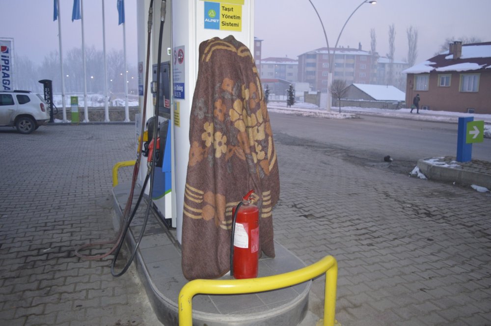 Doğu'da soğuk etkili oluyor; otomobillere battaniyeli önlem