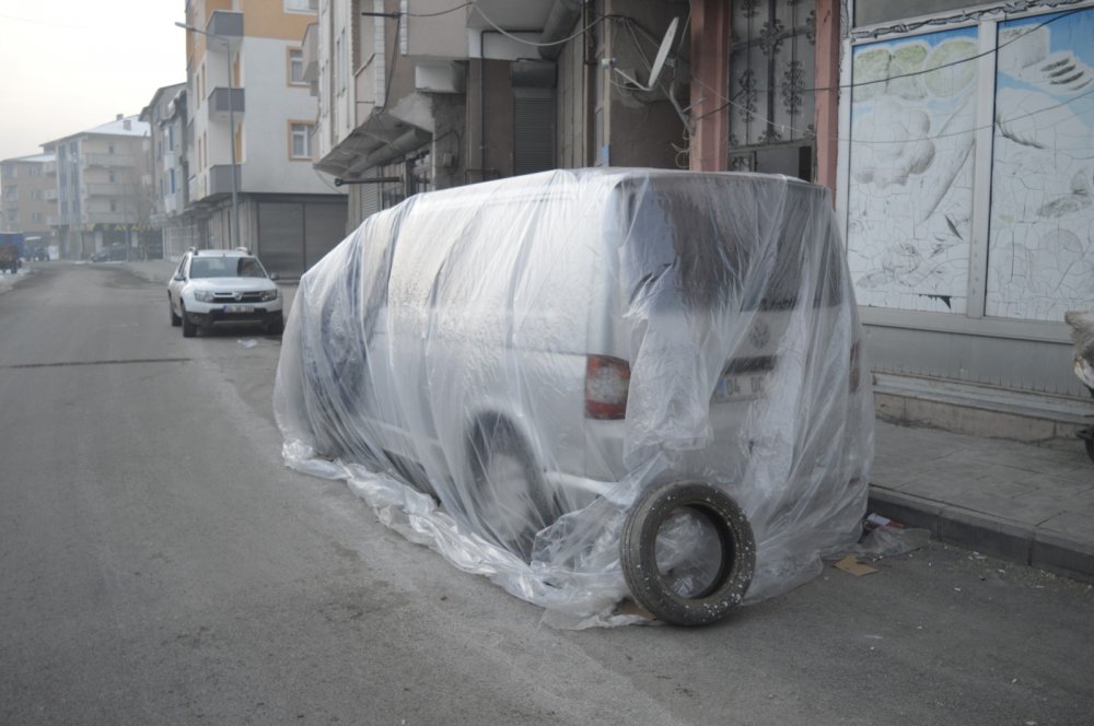 Doğu'da soğuk etkili oluyor; otomobillere battaniyeli önlem