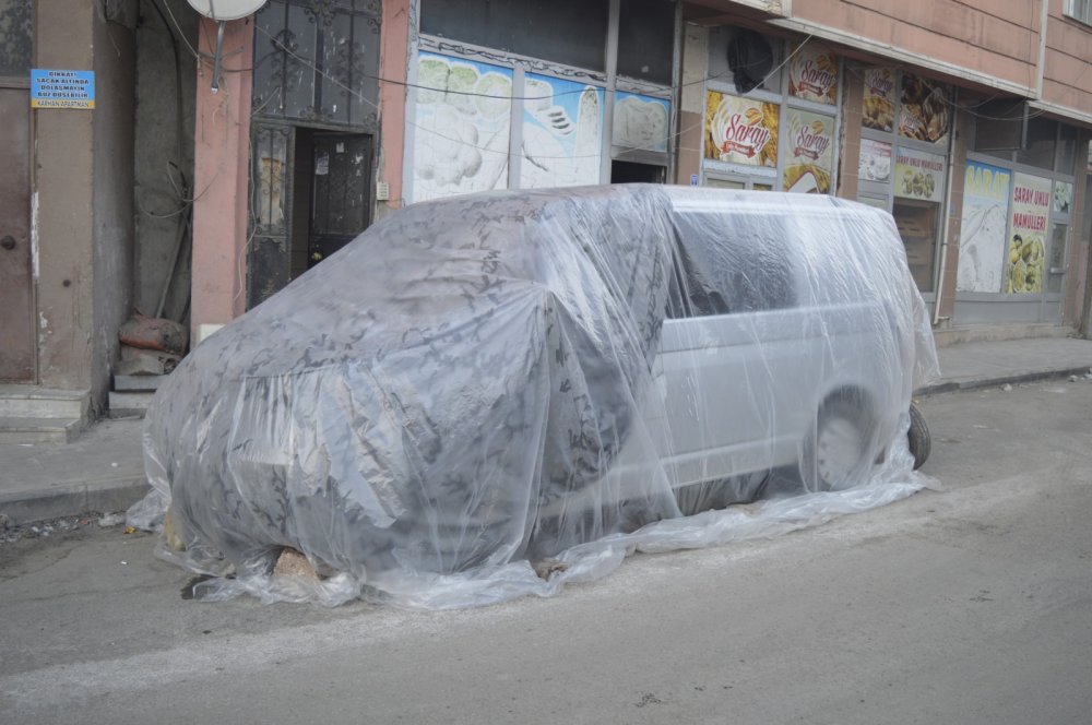 Doğu'da soğuk etkili oluyor; otomobillere battaniyeli önlem